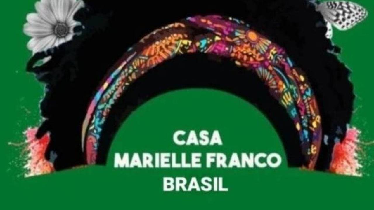 as flores que Marielle Franco usava na cabeça com fundo verde e o nome da nossa casa