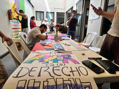 Usuaries de Casa Frida, Refugio LGBT realizando actividades para su proyecto de vida