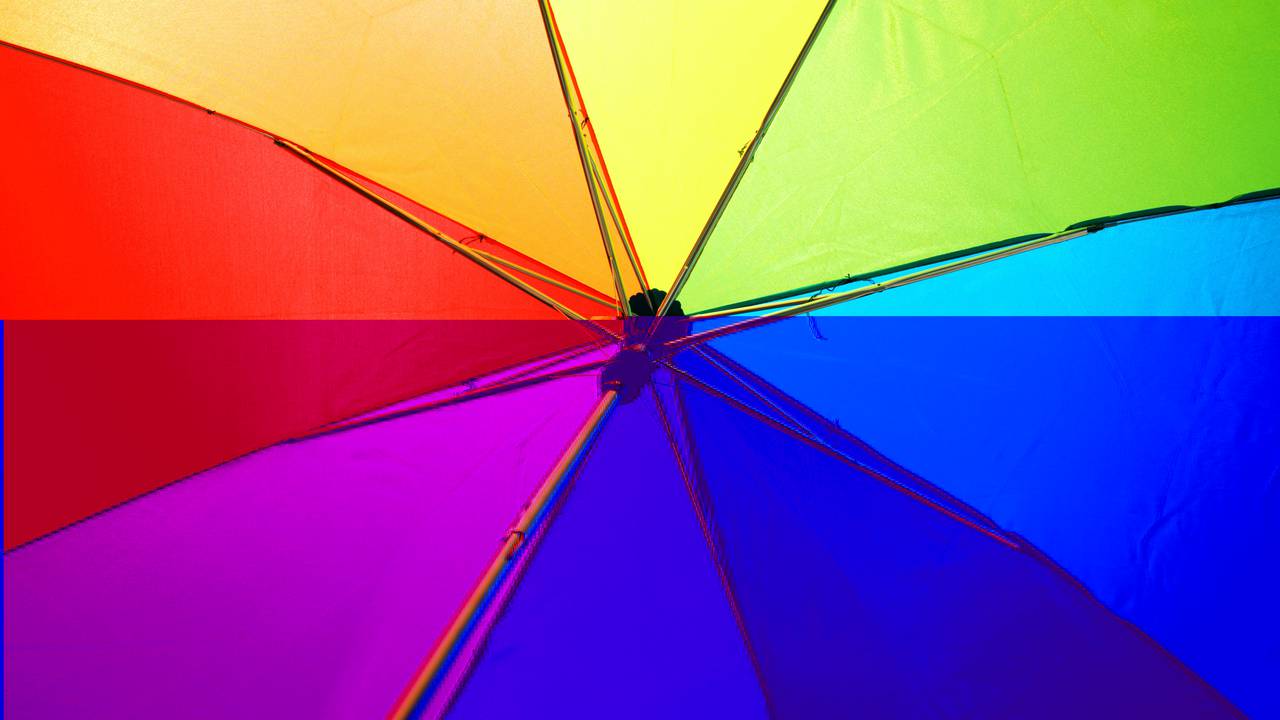 Regenbogen-Regenschirm; Foto von Alexander Grey via Pexels